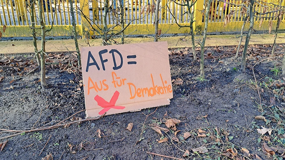 Demonstrationsschild bei Osnabrück bekennt Farbe am 27.01.2024.