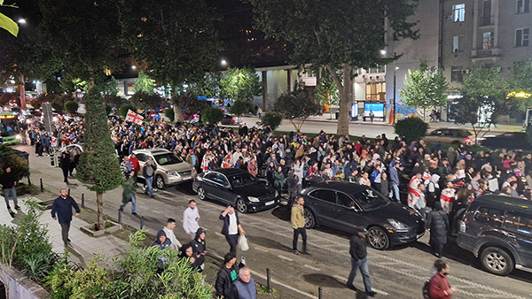 Proteste am 7. Mai 2024 in Tiflis gegen das neue Mediengesetz.