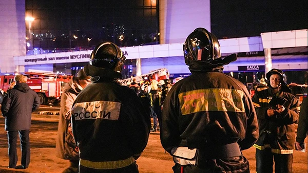Feuerwehrleute in Moskau nach dem Anschlag auf die Crocus City Hall am 22. März 2024.