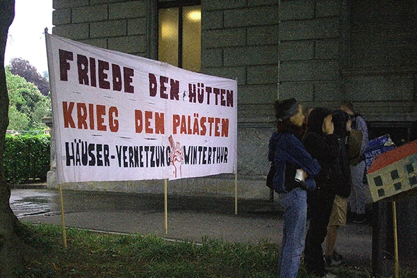 Gisi bleibt, Protest vor dem Bezirgsericht am 2. Mai 2025.