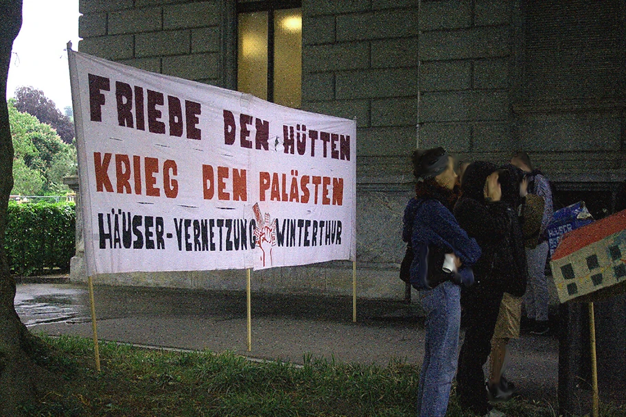 Gisi bleibt, Protest vor dem Bezirgsericht am 2. Mai 2025.