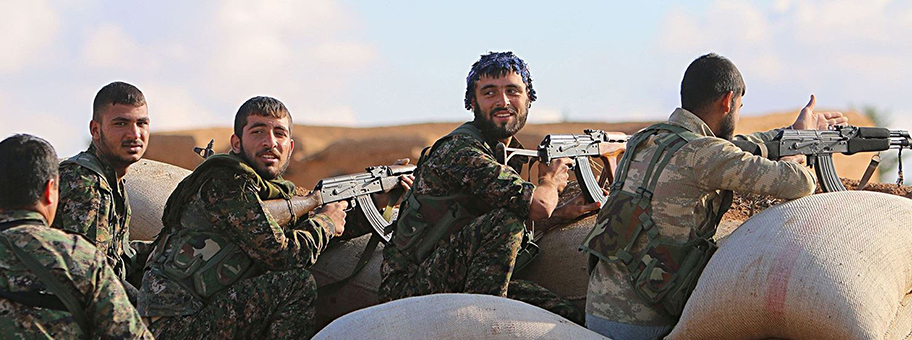 Kämpfer der kurdischen YPG in der Nähe von Rojava am 3. August 2015.