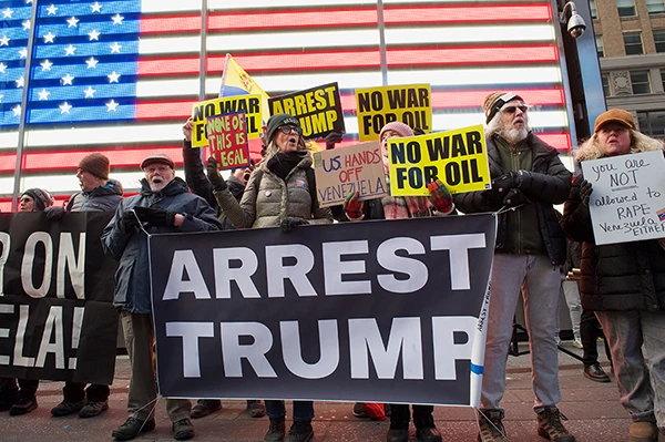 Demonstrantion auf dem Times Square in New York am 3. Januar 2026 gegen die Invasion Venezuelas und die Entführung von Nicolás Maduro durch die USA.