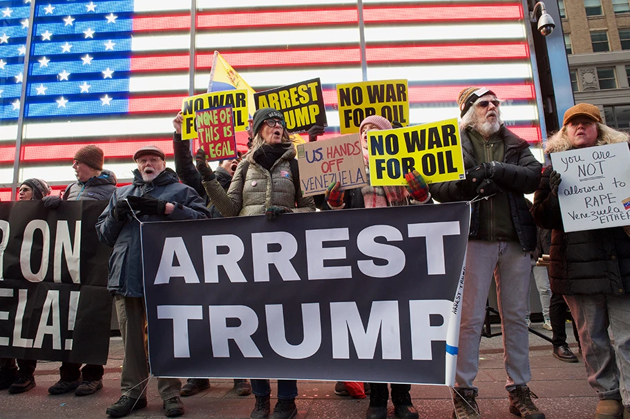 Demonstrantion auf dem Times Square in New York am 3. Januar 2026 gegen die Invasion Venezuelas und die Entführung von Nicolás Maduro durch die USA.
