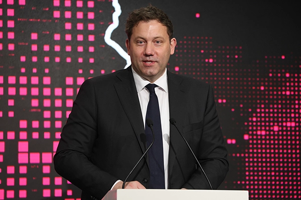 Lars Klingbeil, seit Dezember 2021 einer von zwei Bundesvorsitzenden der SPD, seit Mai 2025 Vizekanzler und Bundesminister der Finanzen. Hier am 4. Februar 2026 während der Veranstaltung zur Eröffnung der Industrial AI Cloud der 'KI-Fabrik' der Deutschen Telekom in München.