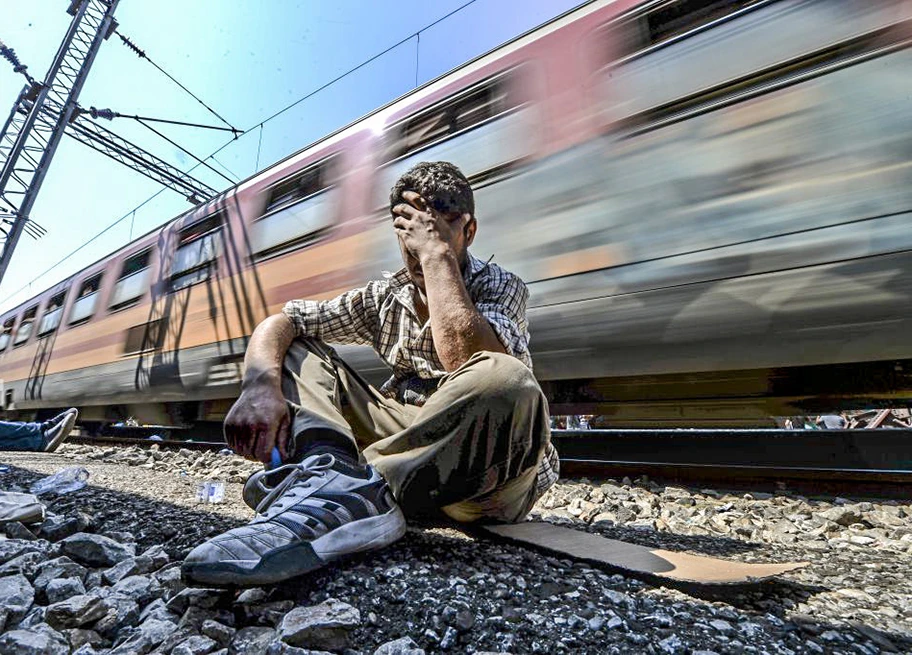 Kriegsflüchtling auf einem Bahngleis.