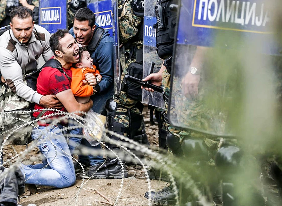 Auseinandersetzungen zwischen Migranten und der Mazedonischen Polizei an der Grenze zu Griechenland in der nähe des Bahnhofes von Idomeni.