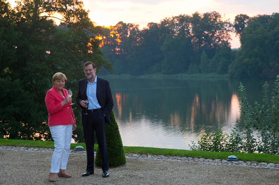 Zur Rolle Angela Merkels - Sie hat die Versenkung Griechenlands ohne den geringsten „Rabatt“ als eisernste aller eisernen Ladies durchgezogen.