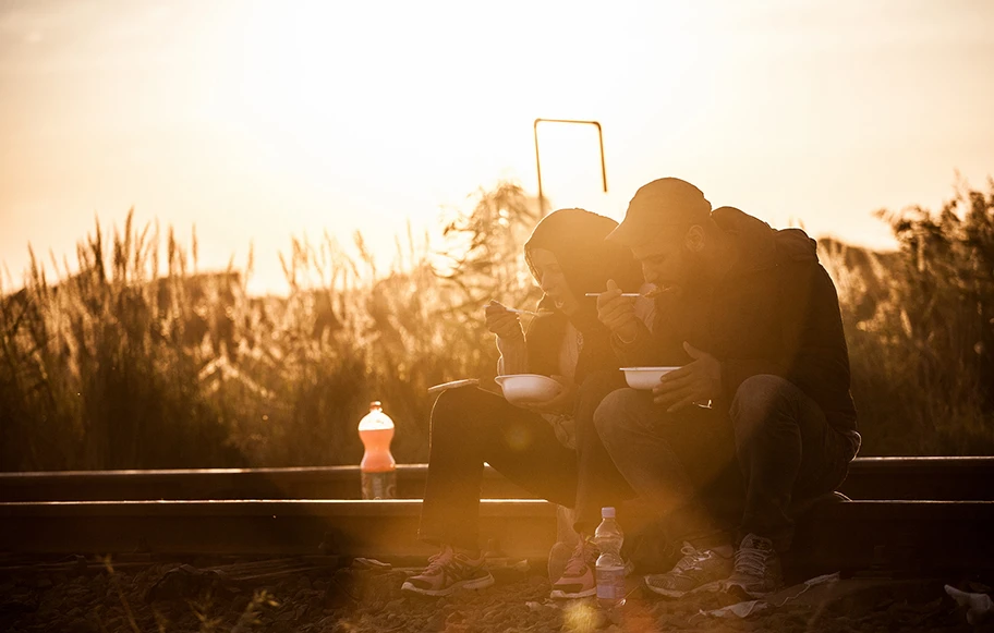 Migranten auf dem Bahnstück Röszke–Horgoš an der serbisch ungarischen Grenze, August 2015.