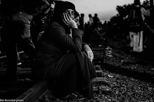 Migranten an der ungarischen Grenze zu Serbien auf einem Bahngleis in Röszke.