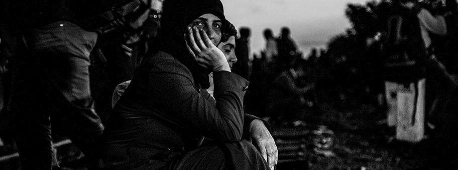 Migranten an der ungarischen Grenze zu Serbien auf einem Bahngleis in Röszke.