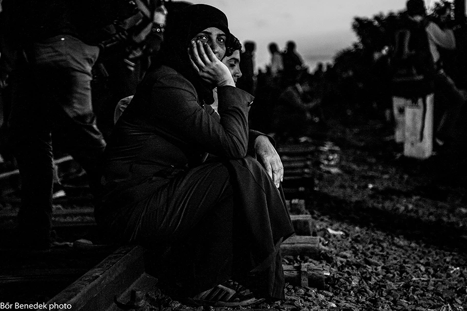 Migranten an der ungarischen Grenze zu Serbien auf einem Bahngleis in Röszke.