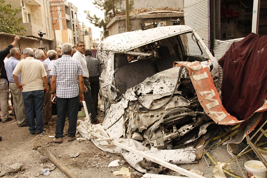 Zerschossener Kleinbus in der türkischen Stadt Cizre.