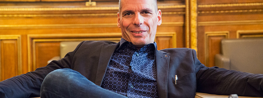 Yanis Varoufakis bei einem Besuch im Rathaus von Barcelona.