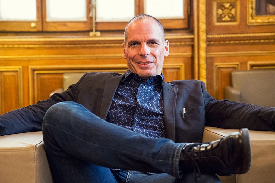 Yanis Varoufakis bei einem Besuch im Rathaus von Barcelona.