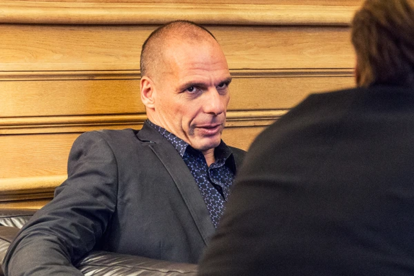 Yanis Varoufakis bei einem Besuch im Rathaus von Barcelona.