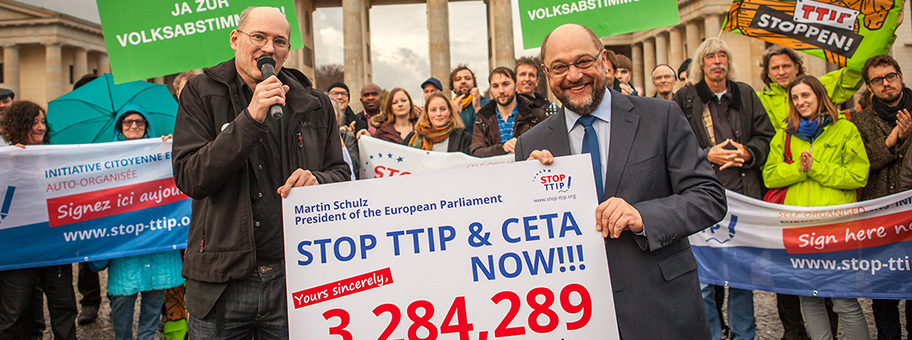 Freunde hier, Freunde dort. S-Politiker Martin Schulz hat am 9. November 2015 öffentlichkeitswirksam die Bürgerinitiative gegen TTIP
