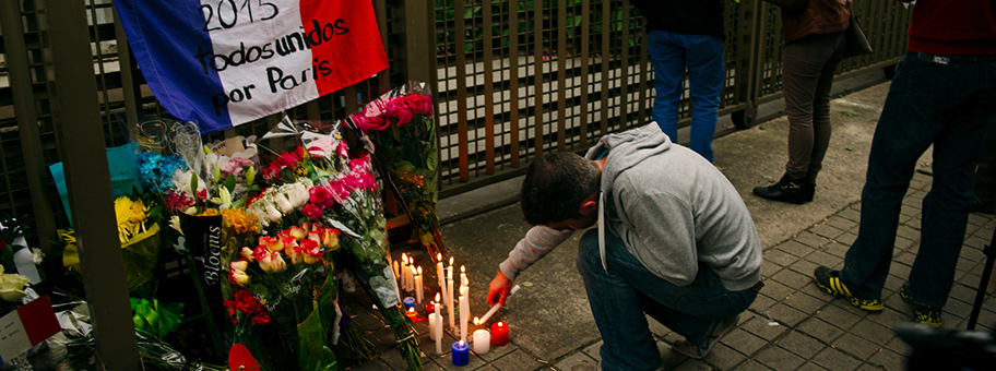 Kerzen für die Opfer der Attentate in Paris vor der französischen Botschaft in Bogota, Kolumbien.