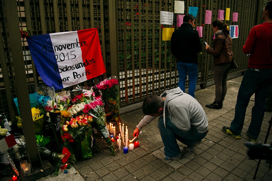 Kerzen für die Opfer der Attentate in Paris vor der französischen Botschaft in Bogota, Kolumbien.