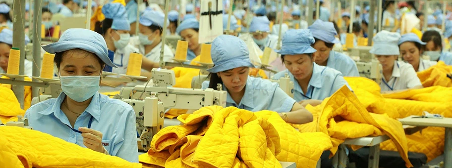 Beispiel für die Überschneidung von Sexismus, Kapitalismus und Imperialismus: Eine Kleiderfabrik in Vietnam.