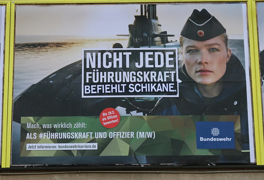 Adbusting - Bundeswehr-Werbung.