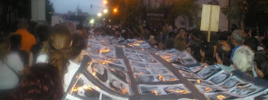 Gedenkmarsch in Buenos Aires mit Fotos von Verschwundenen zum Anlass des dreissigsten Jahrestages des argentinischen Militärputsches 1976.