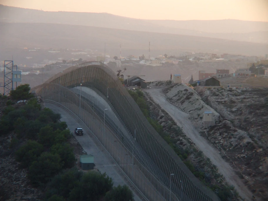 Mit Mauern und Zäunen lassen sich Wahlen gewinnen, nicht nur in den USA. Grenzzaun in Valla de Melilla, Spanien.