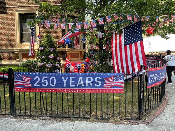 Dekorationen zur 250-Jahr-Feier in Flatbush, Brooklyn, im Juli 2026.