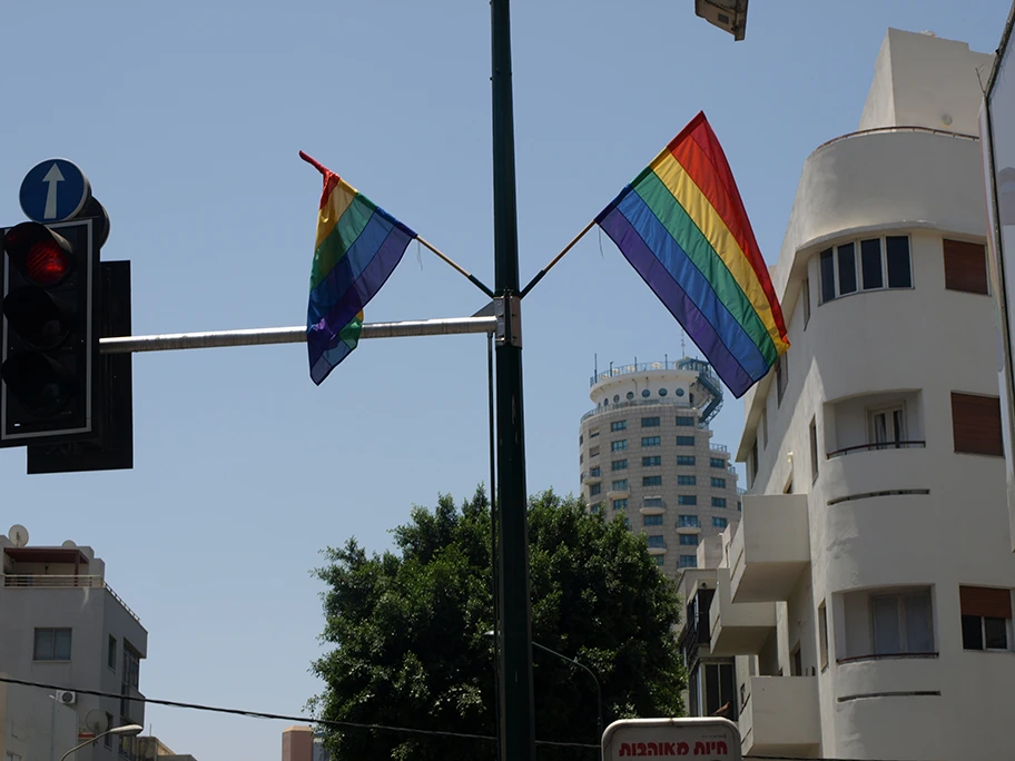 Regenbogen-Flagge in Tel Aviv zum Gaypride 2008.