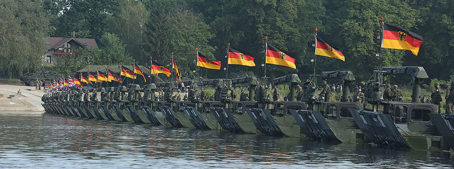 Deutsche und britische Amphibienfahrzeuge beim Brückenschlag von Chełmno in Polen während des Grossmanöver Anakonda 16.