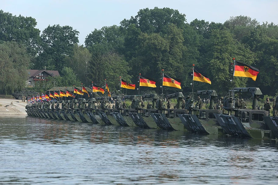 Deutsche und britische Amphibienfahrzeuge beim Brückenschlag von Chełmno in Polen während des Grossmanöver Anakonda 16.