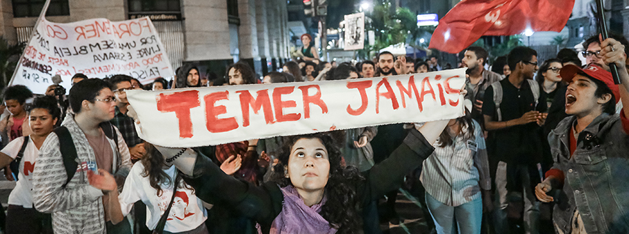 Immer mehr Menschen in Brasilien protestieren gegen den neuen Übergangspräsidenten Michel Temer (Wortspiel auf dem Schild: „Temer, niemals“ bzw. „Niemals fürchten“).