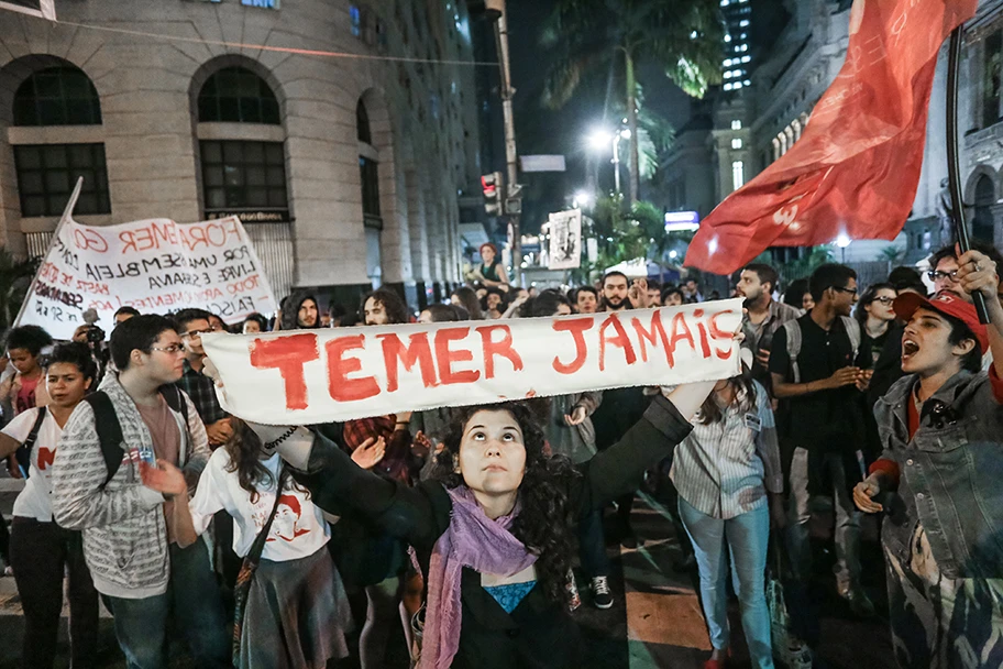 Immer mehr Menschen in Brasilien protestieren gegen den neuen Übergangspräsidenten Michel Temer (Wortspiel auf dem Schild: „Temer, niemals“ bzw. „Niemals fürchten“).