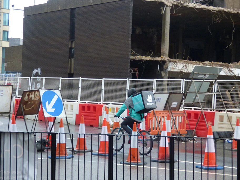 Fahrradkurier des Online-Lieferdienstes Deliveroo in Birmingham.