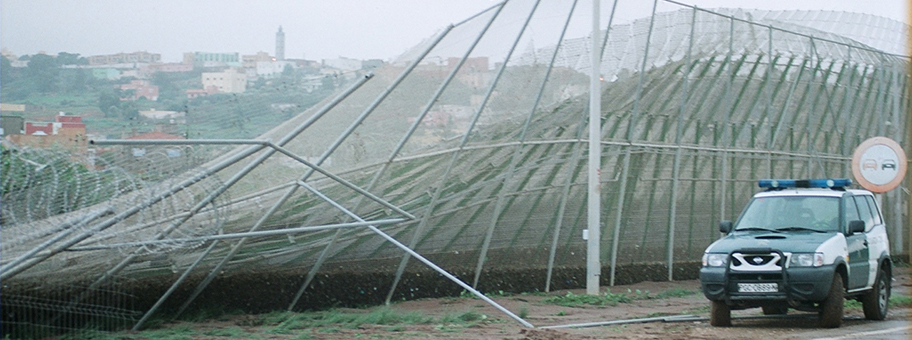 Zerstörter Grenzzaun in der spanischen Exklave Melilla.