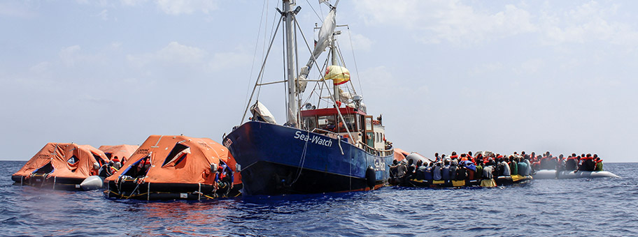 Das Rettungsschiff Sea Watch im Einsatz auf dem Mittelmeer, Juli 2015.