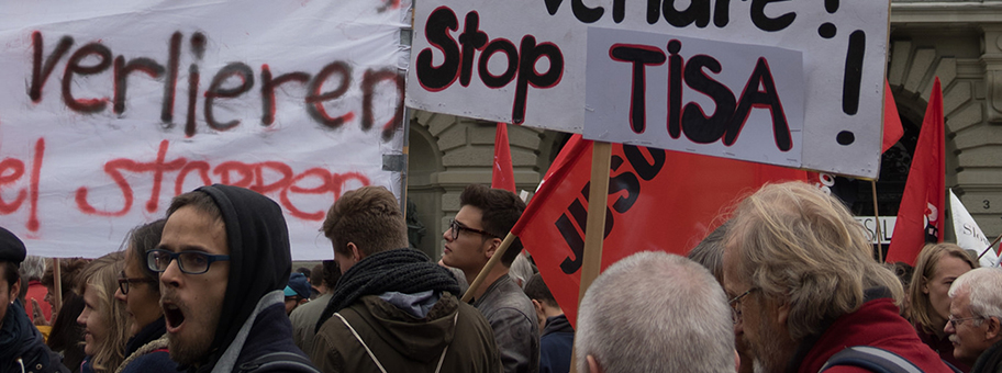 Demonstration gegen TiSA vor dem Bundeshaus in Bern, Oktober 2016.