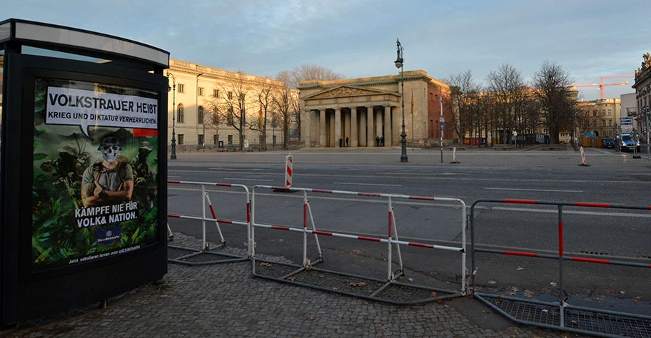 Adbusting-Aktion an der Neuen Wache gegen Volk und Nation