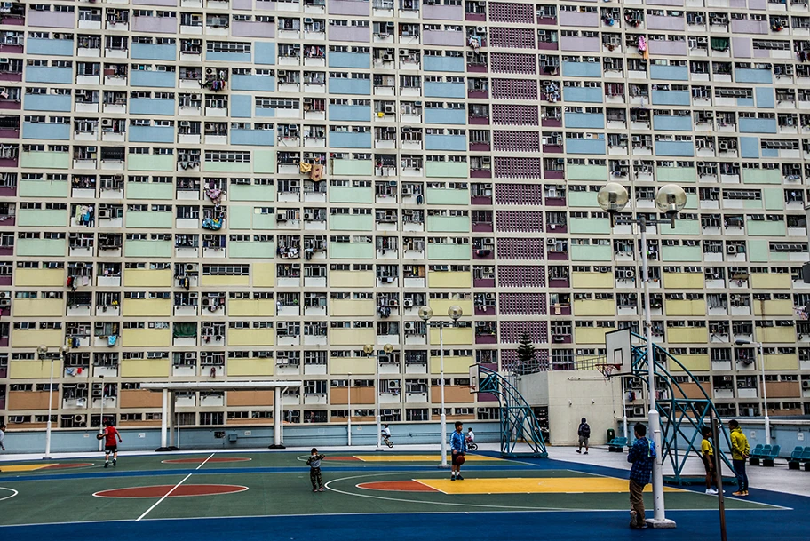 Sportplatz in Hong Kong, China. Die Herrschaft des Kapitals und die auf dieser Grundlage eingerichteten Abhängigkeiten sind nicht nur mittels Demokratie zu betreuen. Das Beispiel Chinas zeigt, dass ein Staat mit einer Einheitspartei auch eine erfolgreiche Kapitalakkumulation zustandebringen kann.