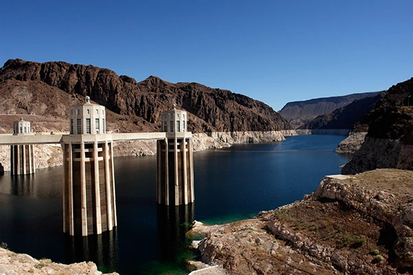 Hoover Staudamm mit abgesenktem Wasserspiegel infolge der Wasserknappheit in Kalifornien, USA.