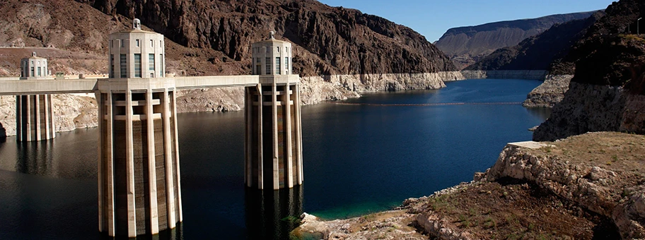 Hoover Staudamm mit abgesenktem Wasserspiegel infolge der Wasserknappheit in Kalifornien, USA.