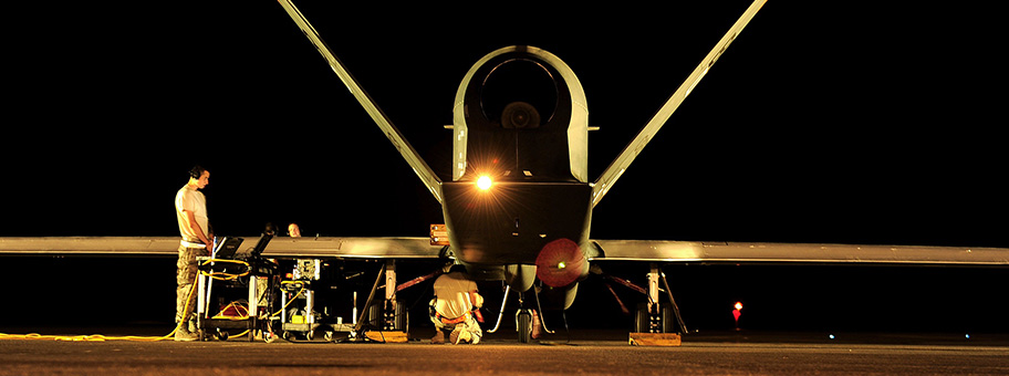 Eine RQ-4 Global Hawk Drohne auf einer US-Basis in Südwestasien beim letzten Check vor dem Einsatz.