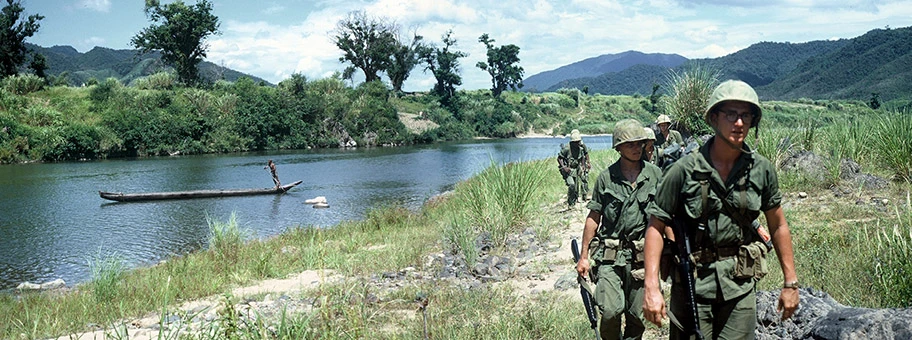 Eine US-Platoon-Einheit beim Quang Tri Fluss in Vietnam, 1967.