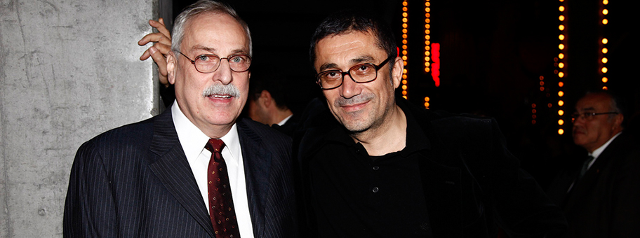 Winterschlaf ist ein starkes Beziehungsdrama von dem türkischen Regisseur Nuri Bilge Ceylan (rechts im Bild).