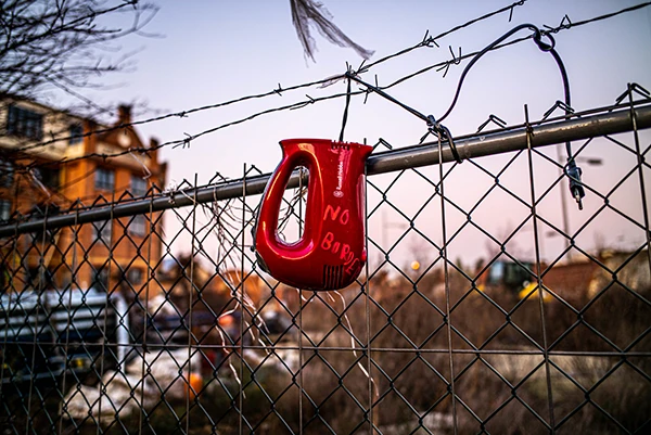Die Verfallsformen des Politischen und die Wiedergewinnung einer holistischen sozial-revolutionären Praxis.