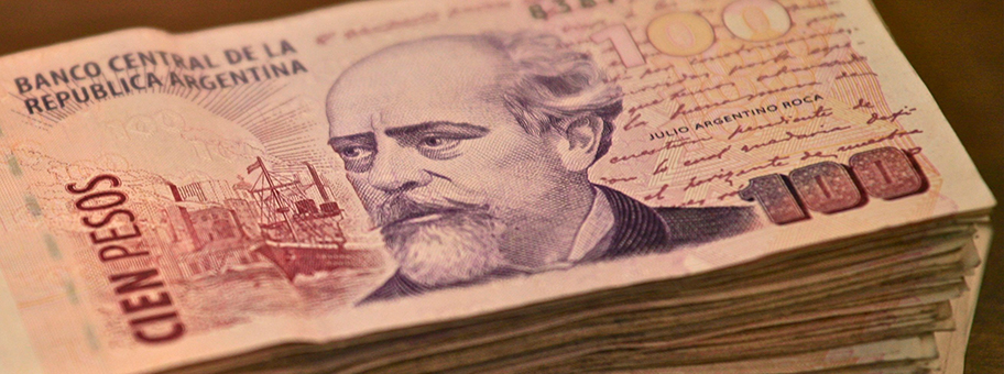 Ein Bündel argentinischer Pesos-Banknoten.