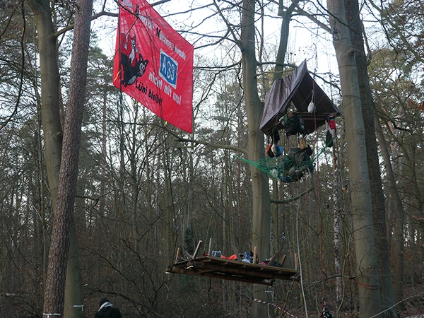 Besetzung „Lüni bleibt“ im Waldstück „Lüner Holz“.