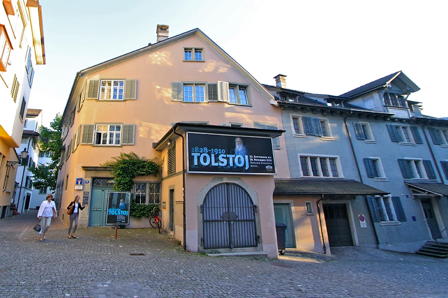 Werbung für eine Tolstoi-Ausstellung im Museum Strauhof in Zürich.