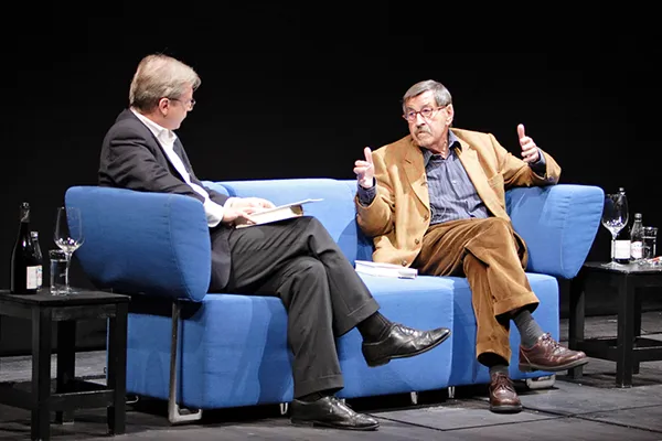 Günther Grass auf dem Blauen Sofa beim Häuten der Zwiebel.