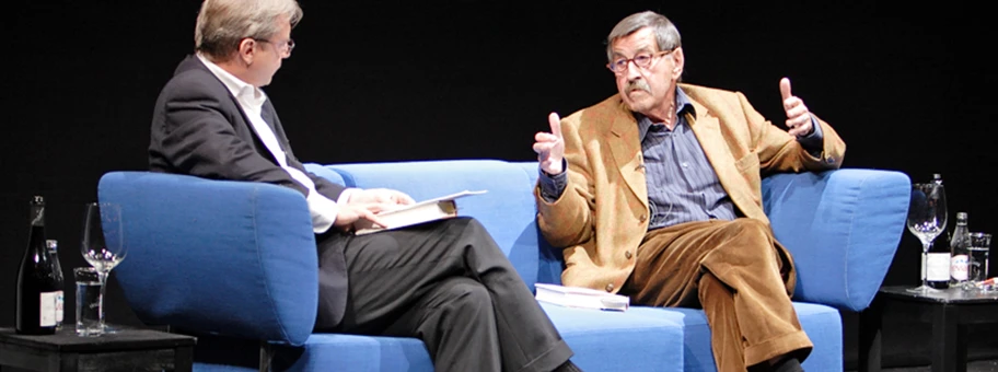 Günther Grass auf dem Blauen Sofa beim Häuten der Zwiebel.